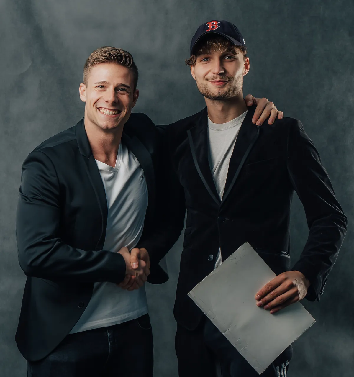 Tomasz Magierowski z Hubertus F.C. podaje rękę podczas spotkania w studiu